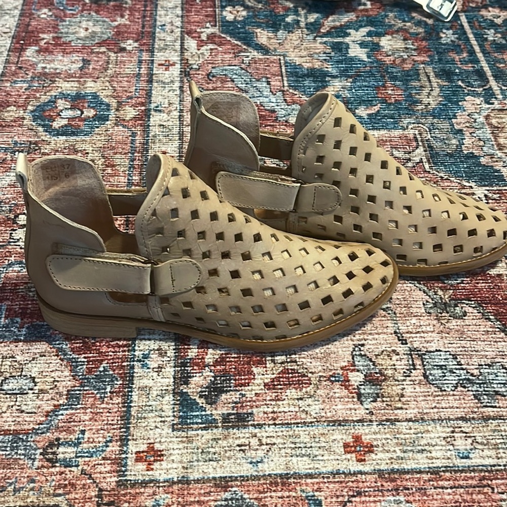 Musse and cloud booties - size 6